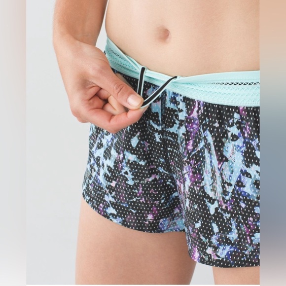Lululemon Split Second Shorts in Floral Sport Tranquil Blue Multi - Picture 5 of 10